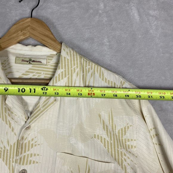 Tommy Bahama 100% Silk Camp Shirt Medium Plant Geo Leaf Collared Coconut Buttons - Picture 7 of 7